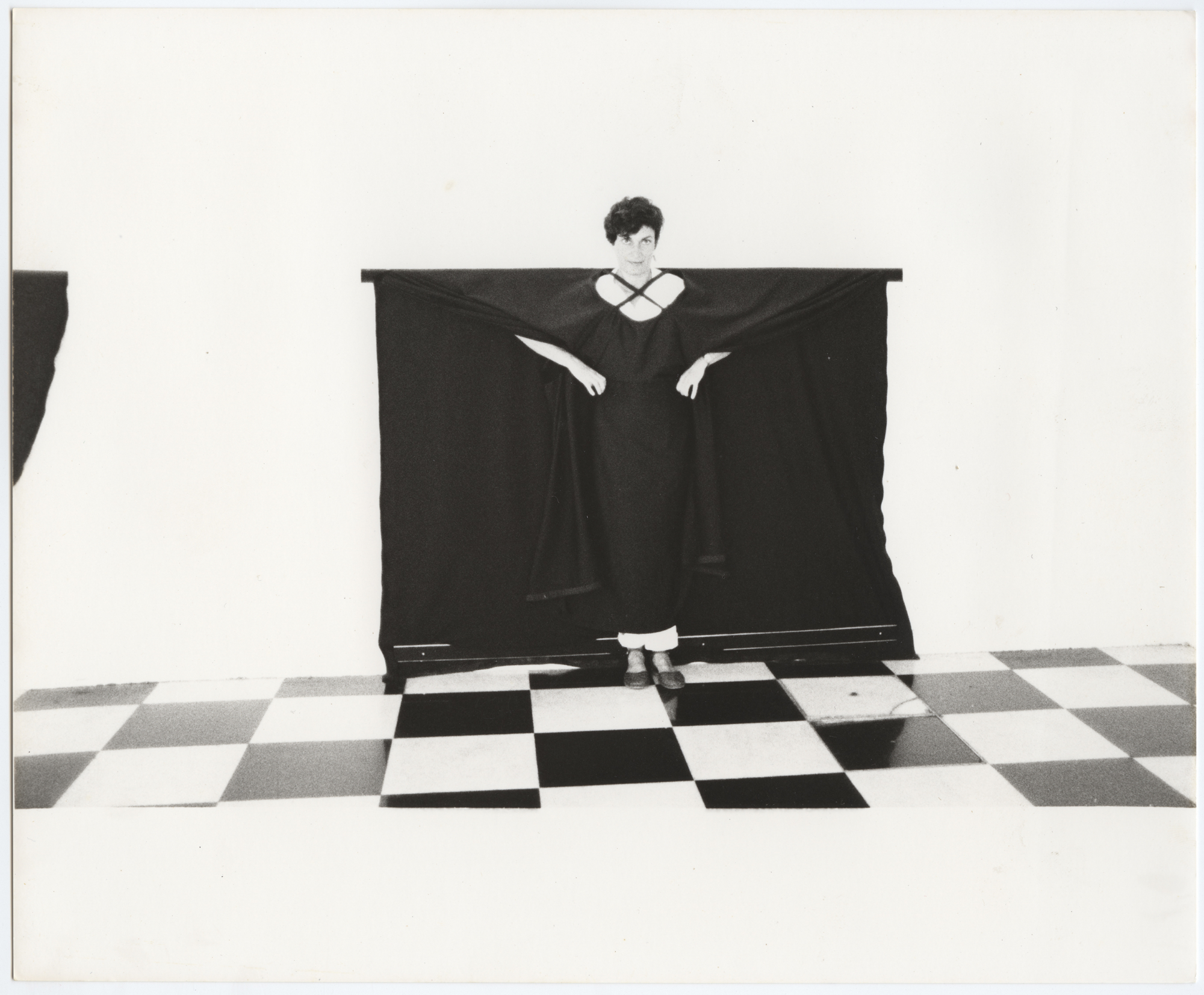 Martha Araújo | Documentação fotográfica da performance “Hábito / habitante”, 1985