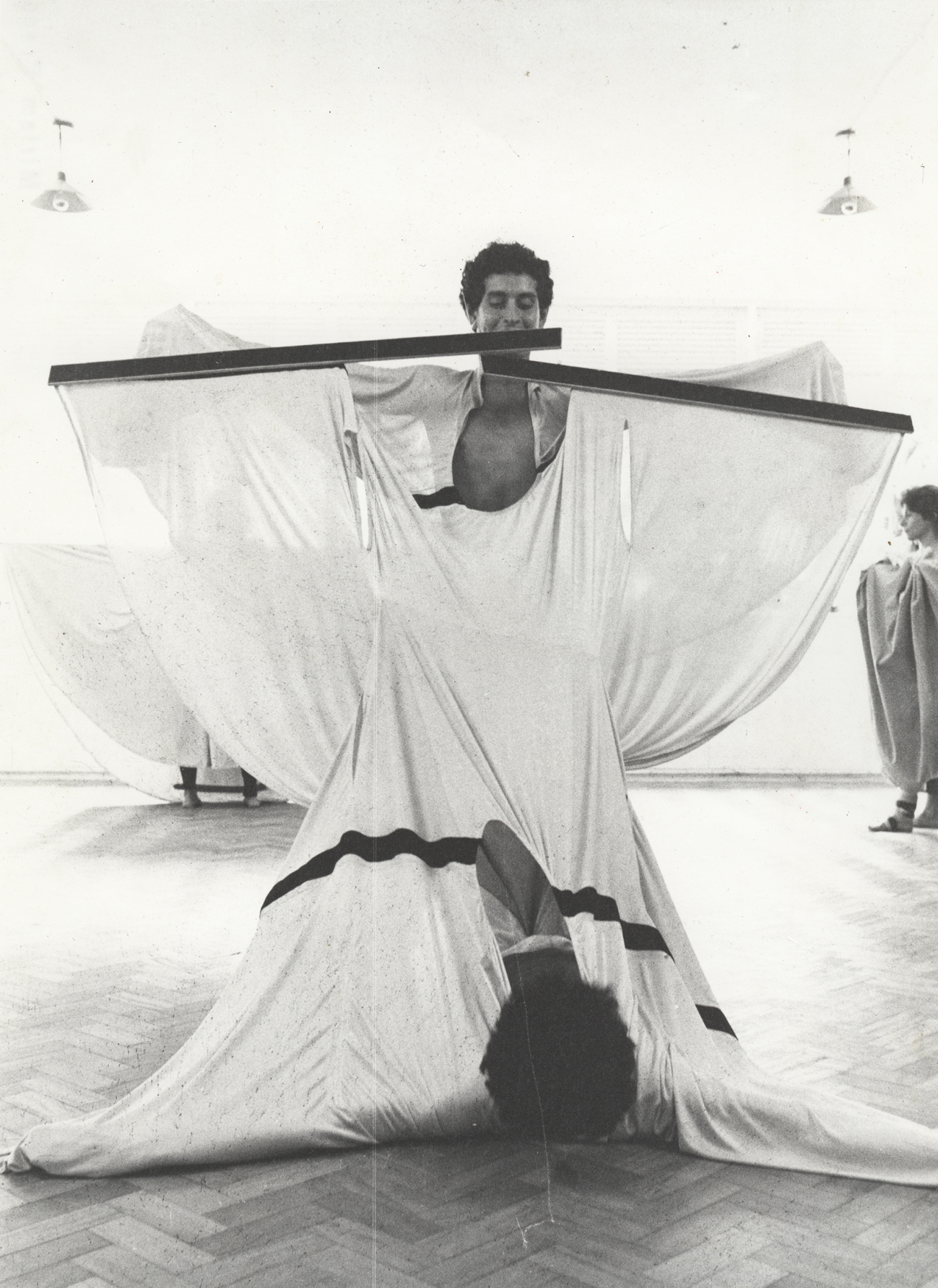 Martha Araújo | Documentação fotográfica da performance “Hábito / habitante”, 1985